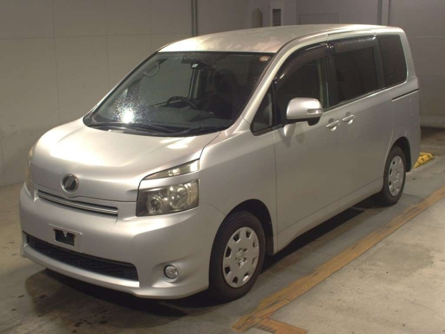 TOYOTA VOXY 2010