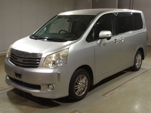 TOYOTA NOAH 2010