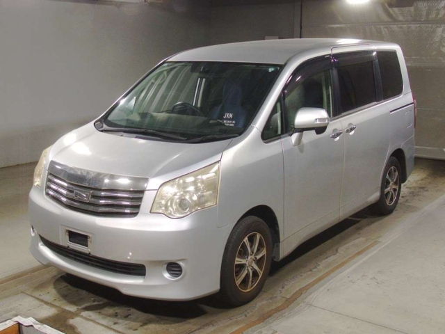 TOYOTA NOAH 2011