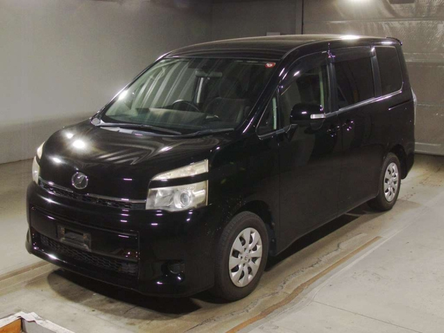 TOYOTA VOXY 2010