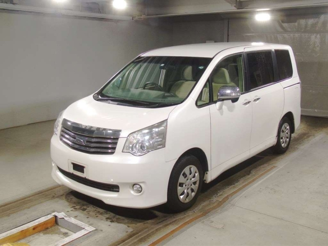 TOYOTA NOAH 2010