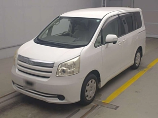 TOYOTA NOAH 2010