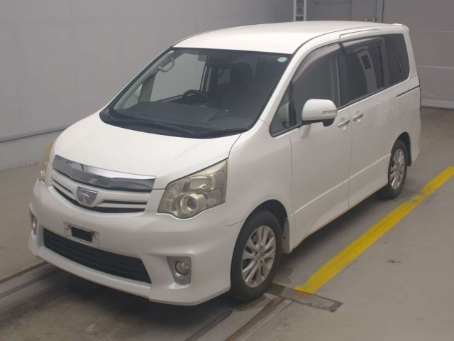 TOYOTA NOAH 2011