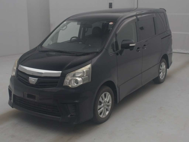 TOYOTA NOAH 2010