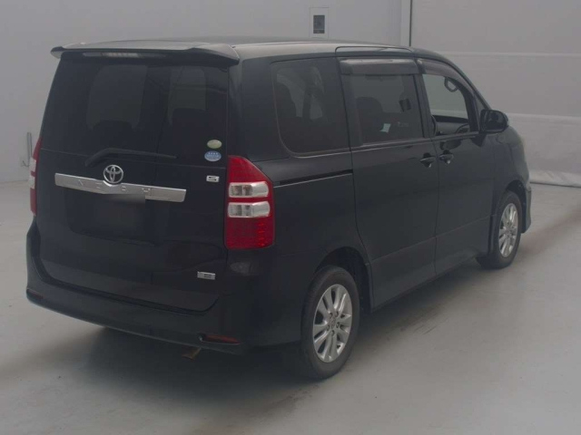 TOYOTA NOAH 2010