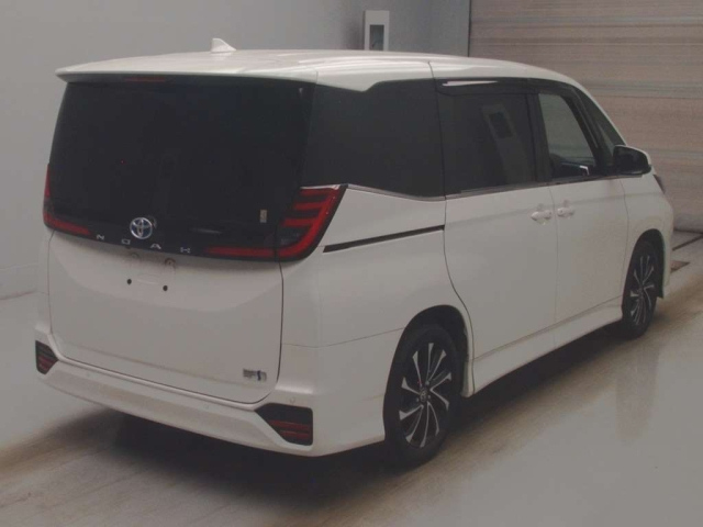 TOYOTA NOAH 2022
