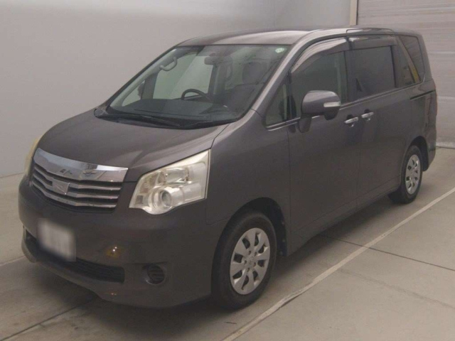 TOYOTA NOAH 2013