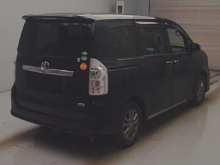 TOYOTA VOXY 2013