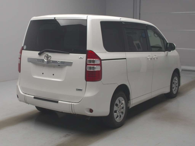 TOYOTA NOAH 2013