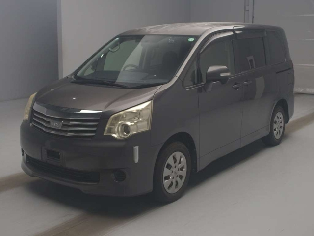 TOYOTA NOAH 2013