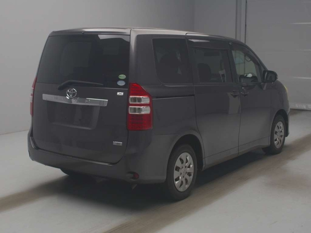 TOYOTA NOAH 2013