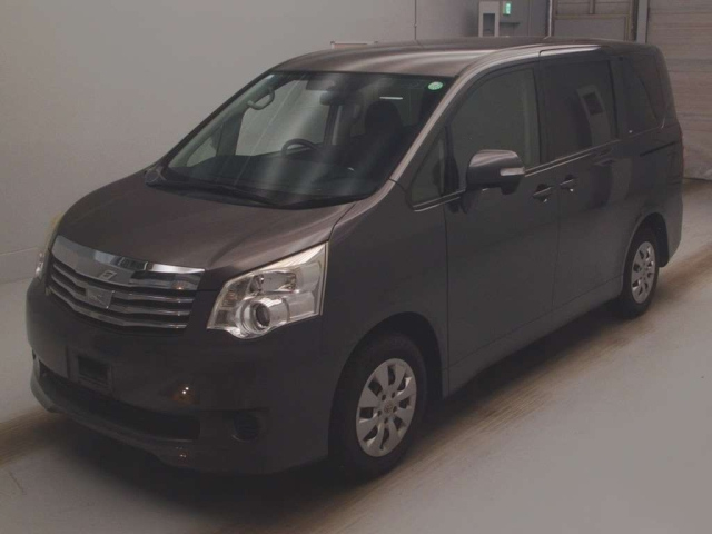 TOYOTA NOAH 2013