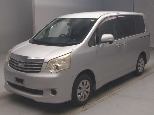 TOYOTA NOAH 2010