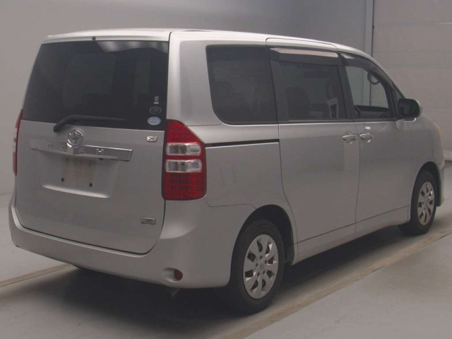 TOYOTA NOAH 2010