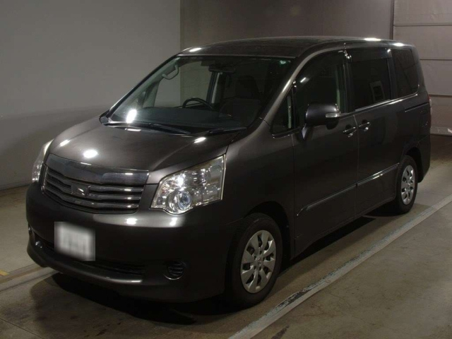 TOYOTA NOAH 2013