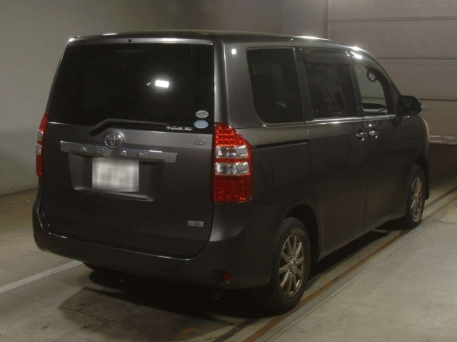 TOYOTA NOAH 2011