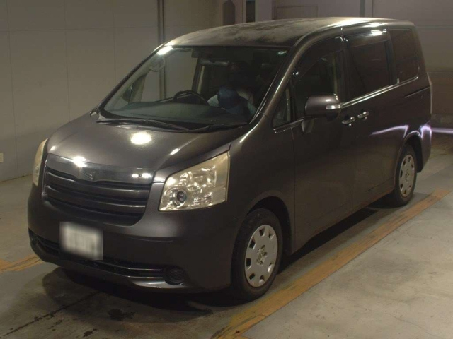 TOYOTA NOAH 2010