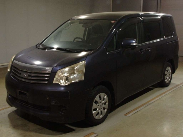 TOYOTA NOAH 2010