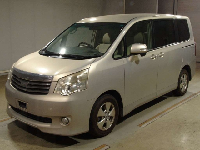 TOYOTA NOAH 2010