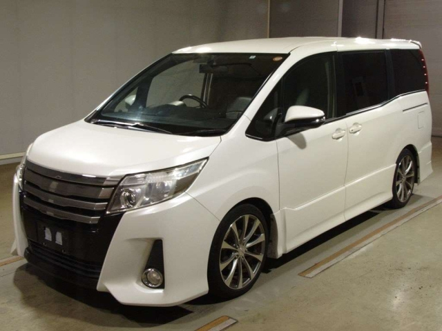 TOYOTA NOAH 2014