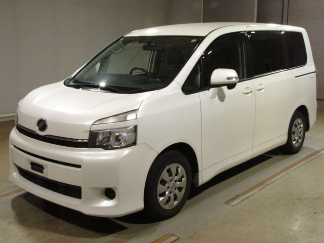 TOYOTA VOXY 2013
