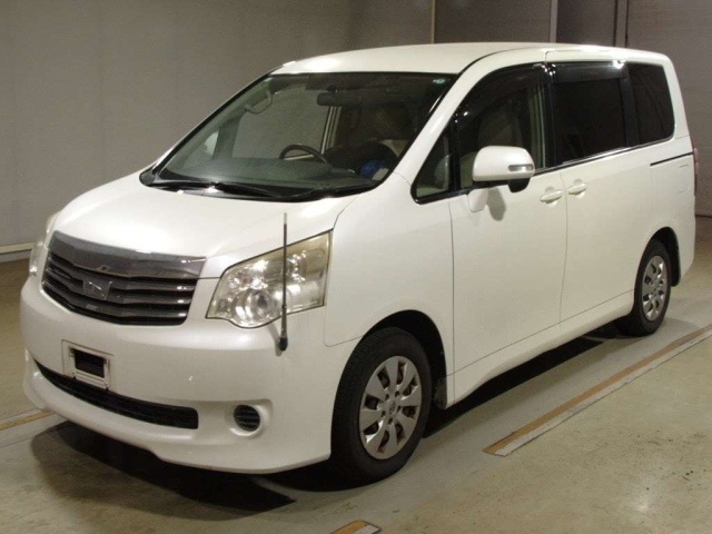 TOYOTA NOAH 2010