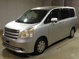 TOYOTA NOAH 2010