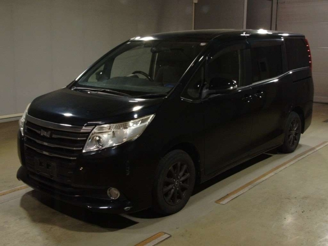 TOYOTA NOAH 2014