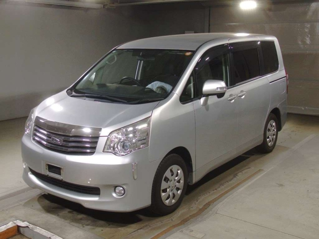 TOYOTA NOAH 2014
