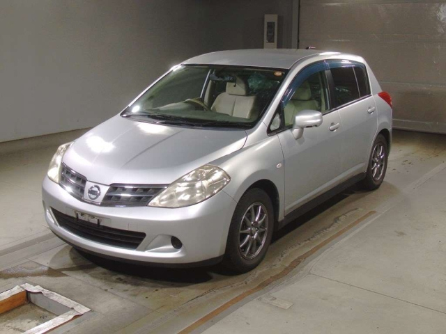 NISSAN TIIDA 2011