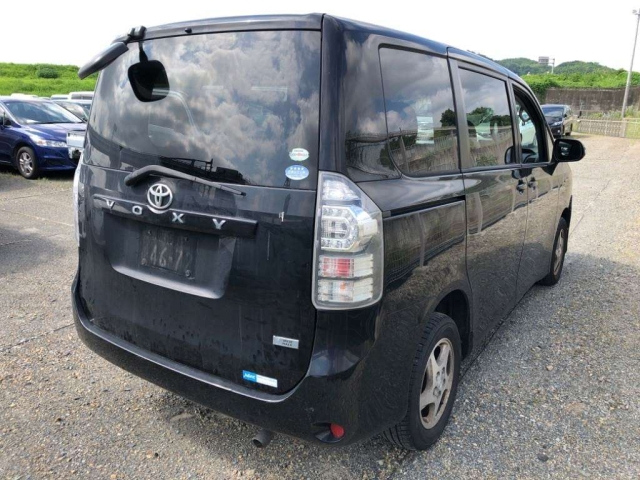 TOYOTA VOXY 2011
