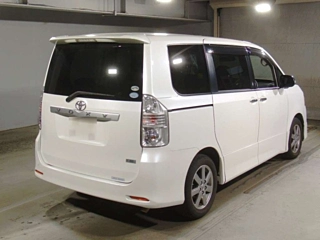 TOYOTA VOXY 2009