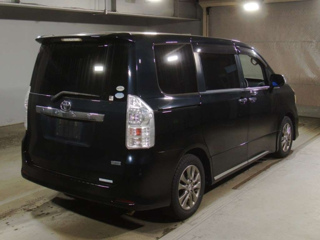 TOYOTA VOXY 2011
