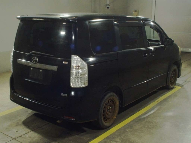 TOYOTA NOAH 2010