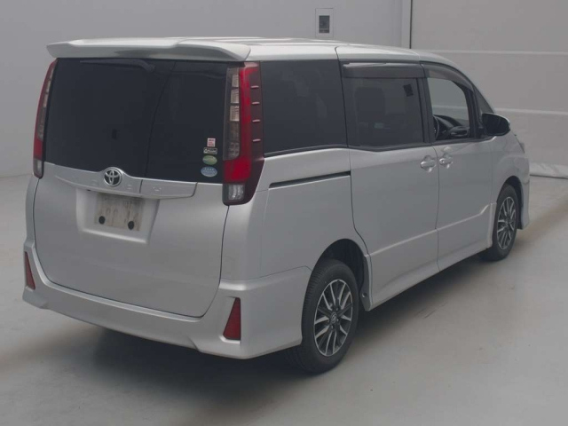 TOYOTA NOAH 2014