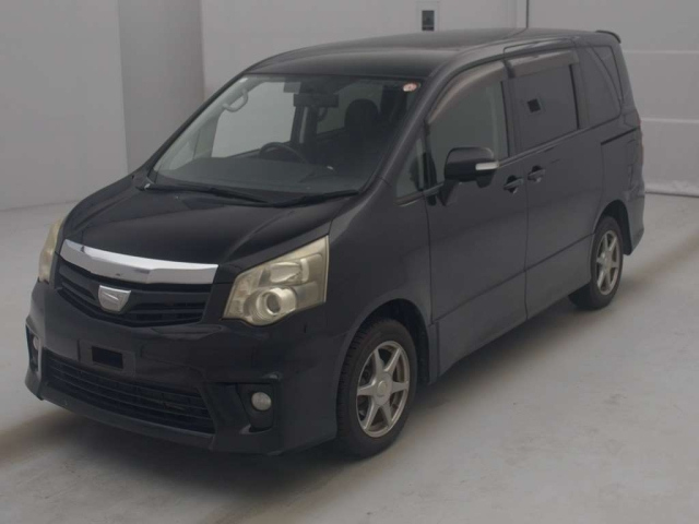 TOYOTA NOAH 2010