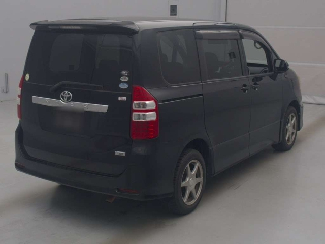 TOYOTA NOAH 2010