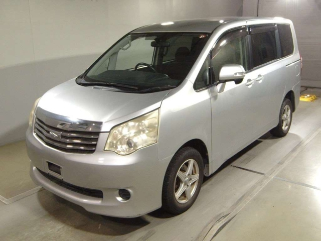 TOYOTA NOAH 2011