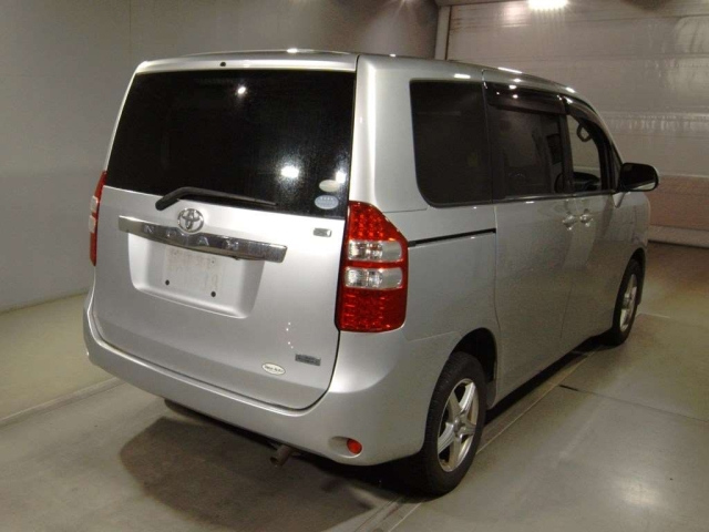 TOYOTA NOAH 2011