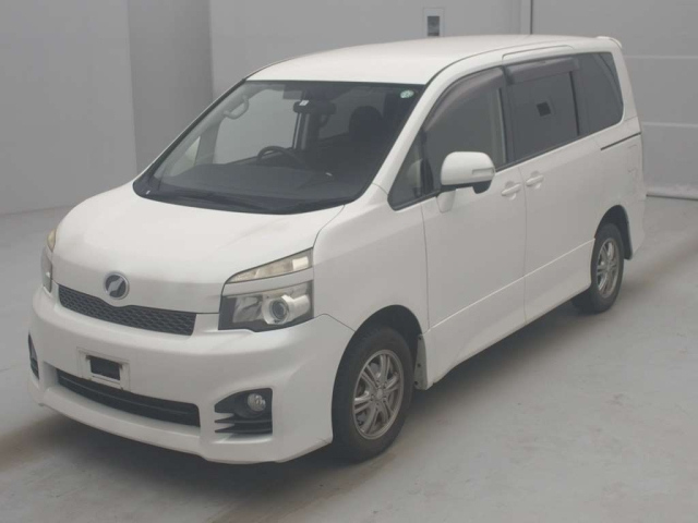 TOYOTA VOXY 2013