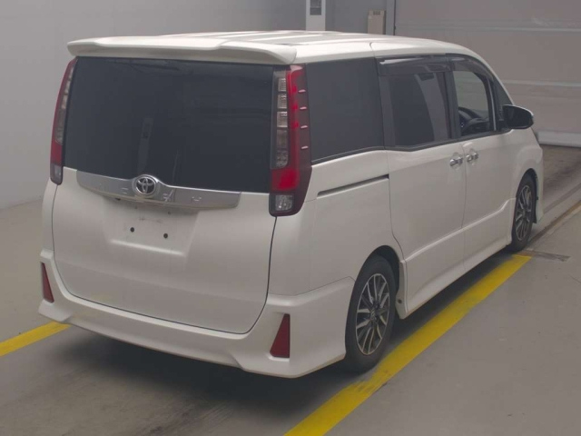 TOYOTA NOAH 2014