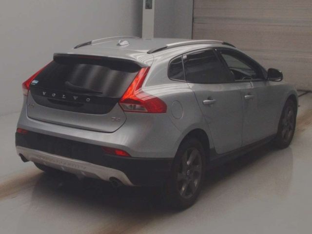 VOLVO V40 2016