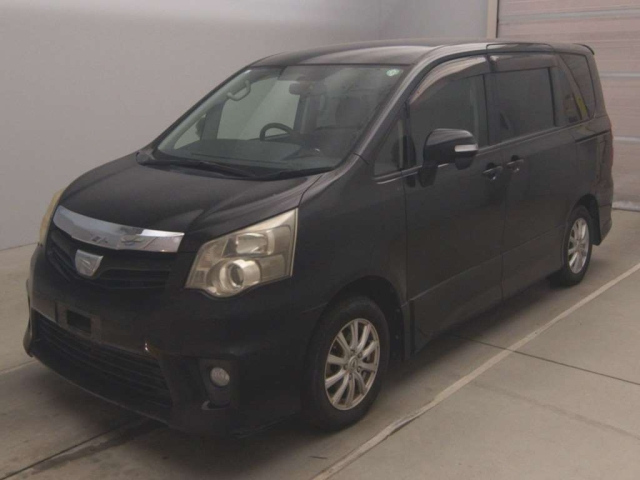 TOYOTA NOAH 2013