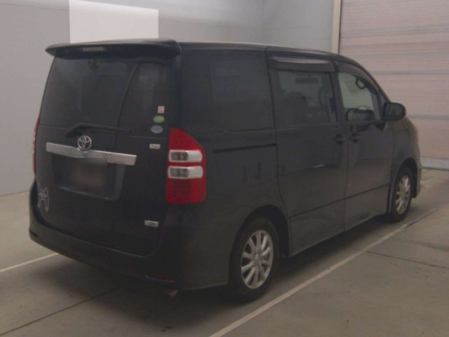 TOYOTA NOAH 2013