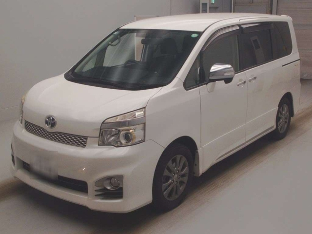 TOYOTA VOXY 2013
