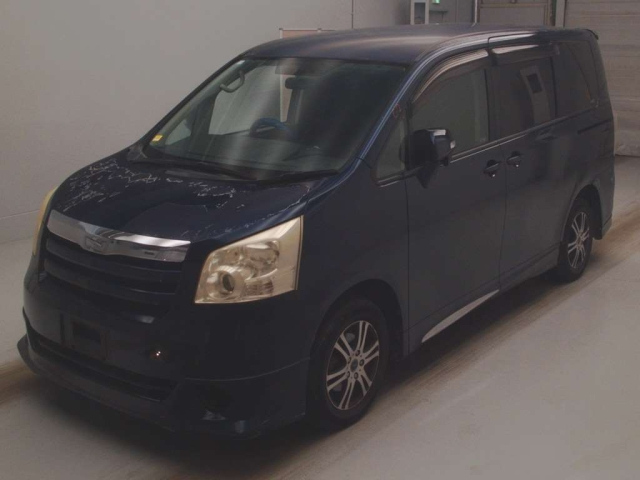 TOYOTA NOAH 2010