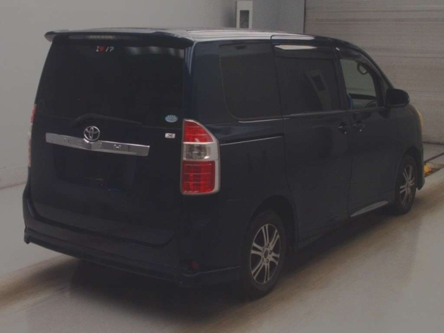 TOYOTA NOAH 2010