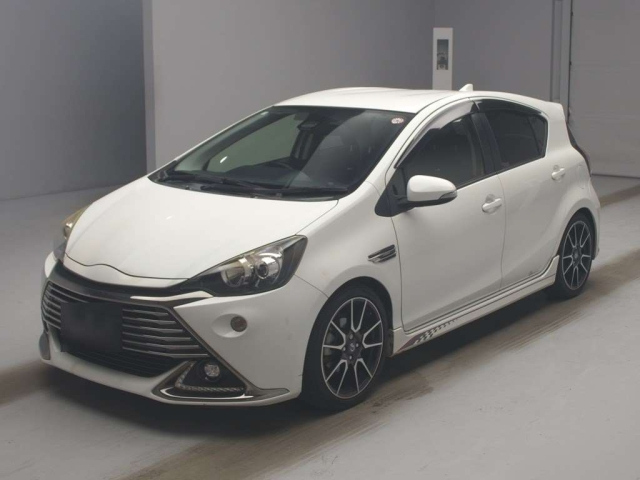 TOYOTA AQUA 2016