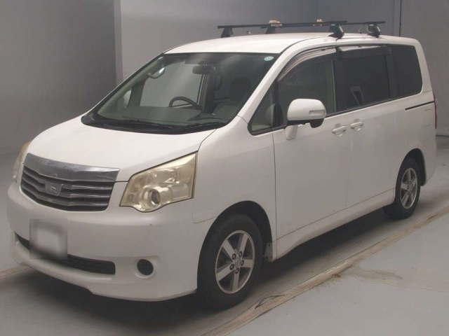 TOYOTA NOAH 2011