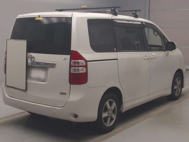 TOYOTA NOAH 2011